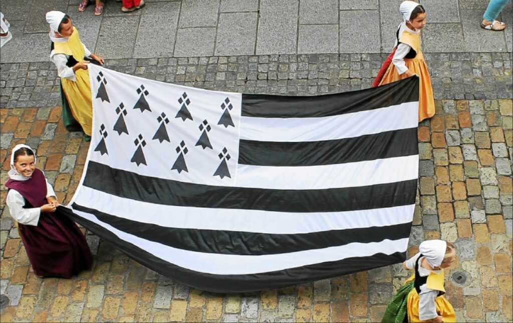 Gwen ha Du
Bretagne
Morbihan
Fest-noz
Celtique
Bagadoù
Biniou
Bombarde
Musique traditionnelle
Danse bretonne
Celtisme
Chouchen
Crêpes
Kouign-amann
Galette
Coiffes bretonnes
Breton
Plouharnel
Quimperlé
Carnac
Vannes
Belle-Île-en-Mer
Île de Groix
Pêche
Marins
Phare
Menhirs
Dolmens
Legends bretonnes
Armorique
Cornouaille
Traditions
Légendes maritimes
Artisans bretons
Port du Morbihan
Concarneau
Îles bretonnes
Ria d'Etel
Parcs naturels
Vieille pierre