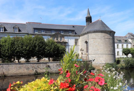 Pontivy, une cité emblématique du Morbihan. Son imposant château des Rohan, son canal et son architecture médiévale et napoléonienne en font une destination riche en histoire et en charme.