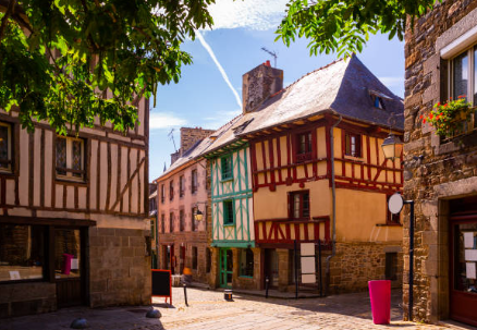 Saint-Brieuc, une ville dynamique des Côtes-d'Armor. Sa situation privilégiée en bord de Manche, son imposante cathédrale et son centre-ville animé en font une étape incontournable de la Bretagne nord.