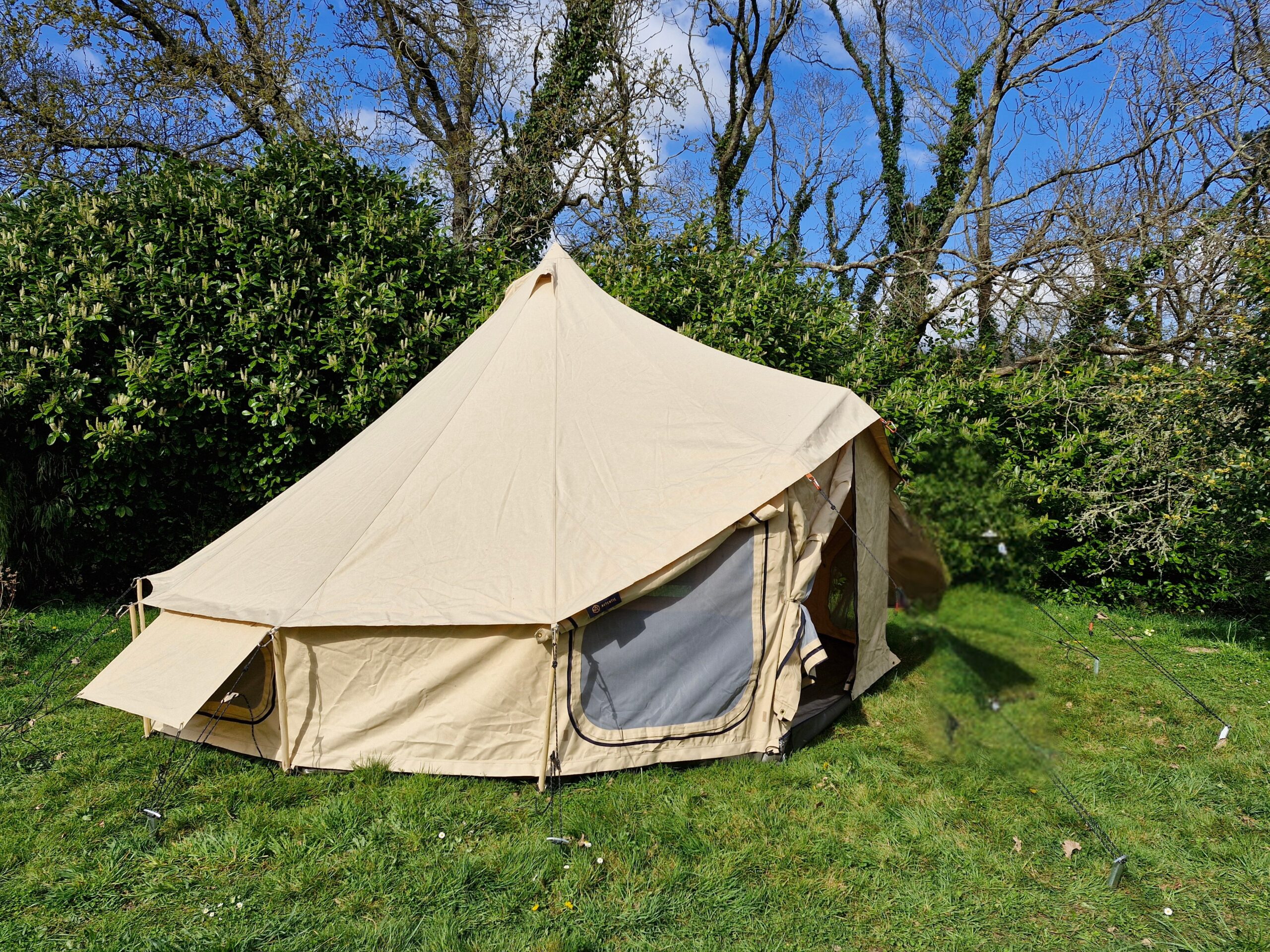Entdecken Sie unseren charmanten Campingplatz in der französischen Landschaft! Wir bieten 32 Stellplätze, perfekt für Ihren Campingurlaub. Wählen Sie aus unseren komfortablen 4 Ferienhäusern oder erleben Sie Glamping in unseren 2 ausgestatteten Zelten. Genießen Sie den Fahrradverleih, um die Gegend zu erkunden, und den Angelrutenverleih für den Canal du Blavet, der direkt neben uns liegt. Wir sind ein umweltfreundlicher Campingplatz und bieten einen günstigen und ruhigen Rückzugsort. Erleben Sie authentisches Landcamping bei uns!
Ontdek onze charmante camping op het Franse platteland! Wij bieden 32 kampeerplaatsen, perfect voor uw kampeervakantie. Kies uit onze comfortabele 4 gîtes of ervaar glamping in onze 2 ingerichte tenten. Geniet van fietsverhuur om de omgeving te verkennen en hengelverhuur voor het Canal du Blavet direct naast ons. Wij zijn een milieuvriendelijke camping en bieden een goedkope en rustige ontsnapping. Ervaar authentiek platteland kamperen bij ons!