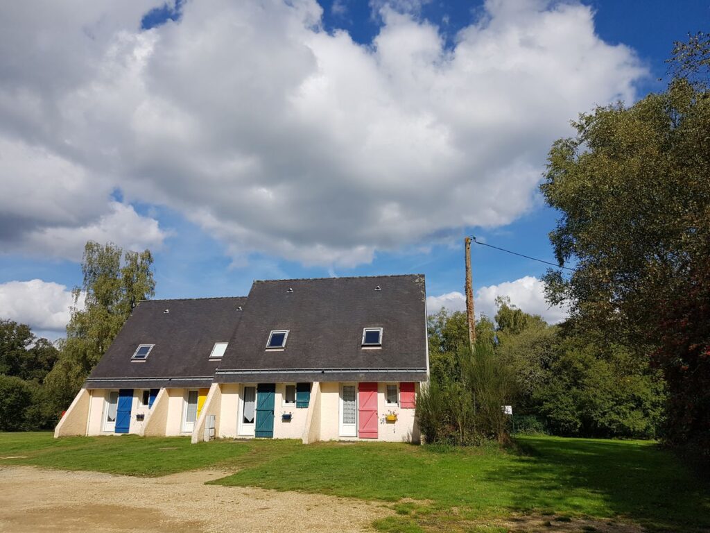 Découvrez nos gîtes de charme au Camping de Pont Augan, à Baud. Alliant confort moderne et cadre naturel préservé en Vallée du Blavet, nos hébergements sont parfaits pour vos vacances en famille ou entre amis. Profitez d'un accès direct au canal, à la V8 et aux sites de pêche.

Réservez votre séjour authentique en Morbihan !
