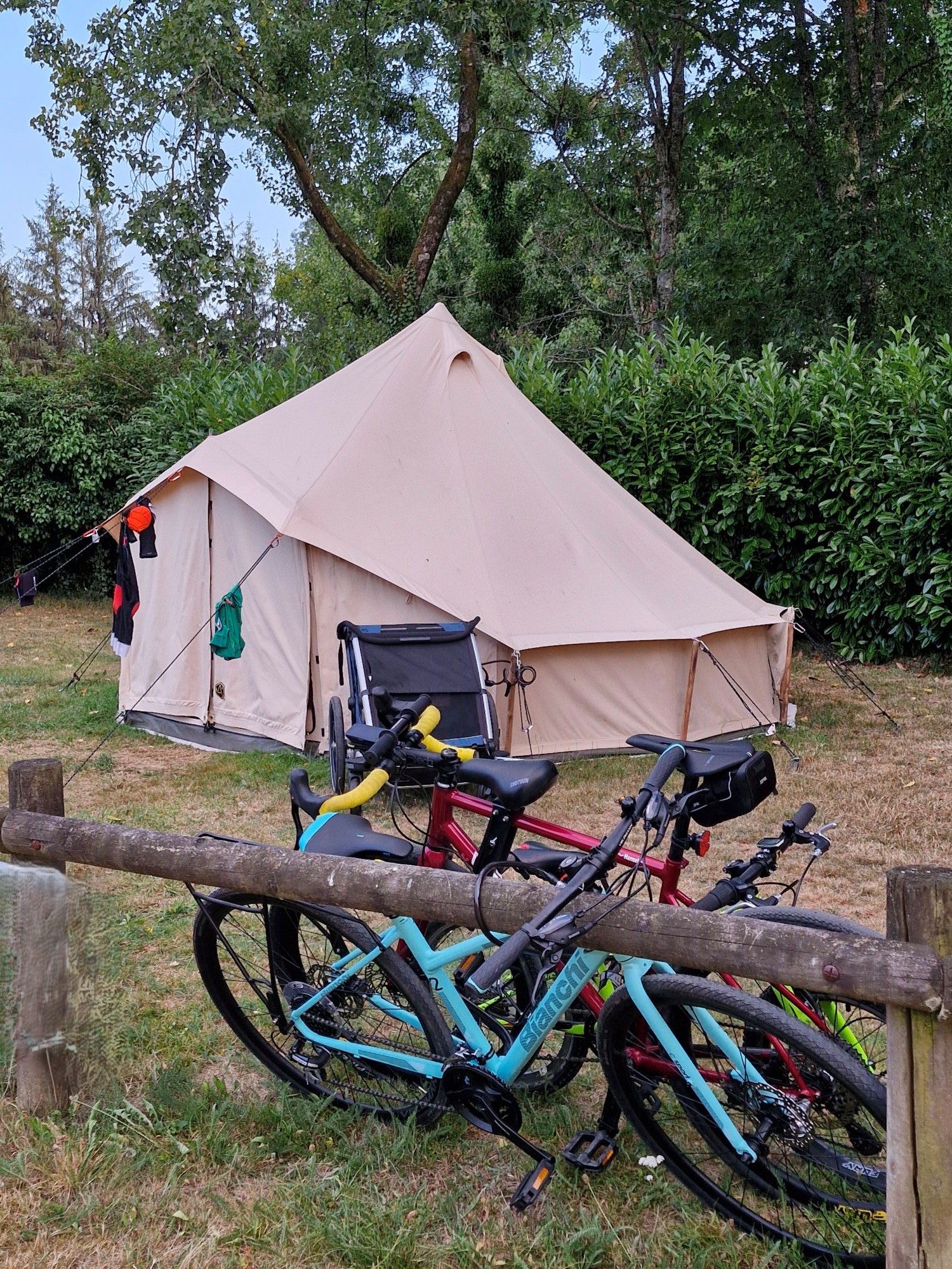 Tente équipée, on arrive au camping, on pose ses affaires, on se repose, on repart tranquillement