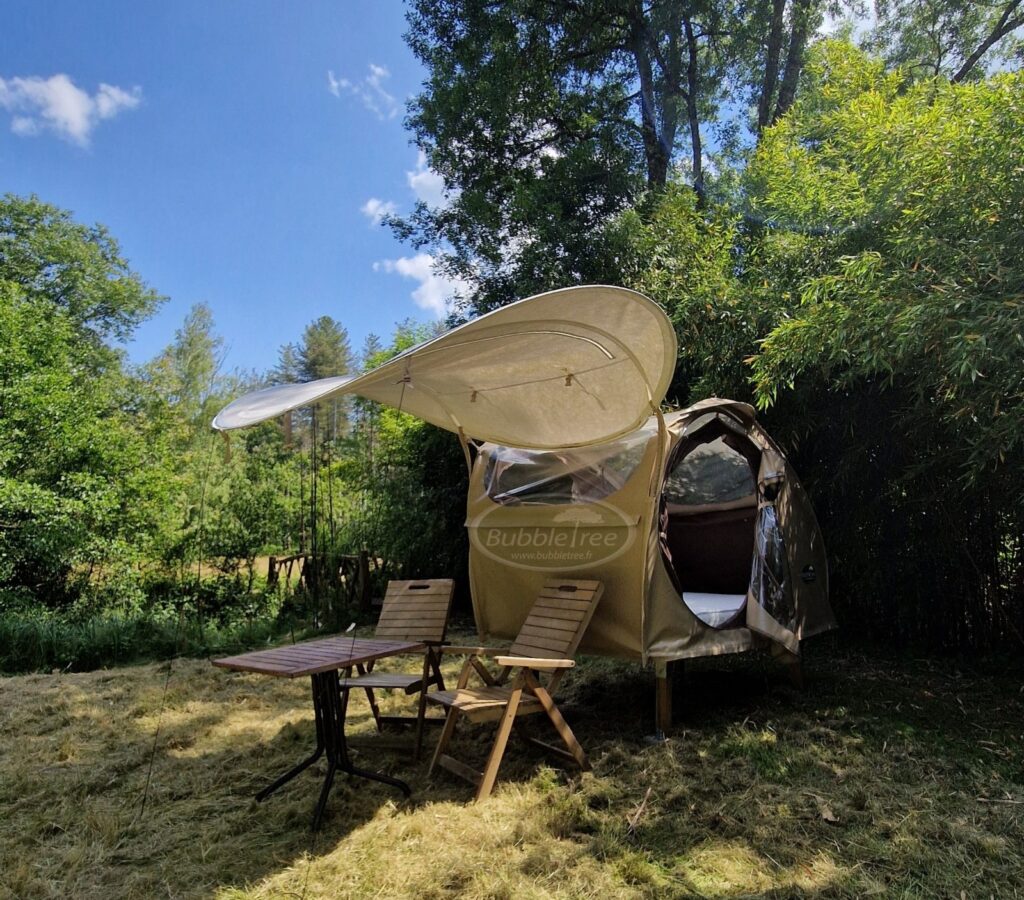 La TinyRoom® assimilée à une tente, s’installe n’importe où, même sur un terrain en pente.  Elle ne nécessite que peu ou pas de temps pour son exploitation. Elle permet une nuit à la belle étoile ou dans le noir complet dans le confort d’une véritable literie avec vue sur les plus beaux paysages. Fabricant BubbleTree