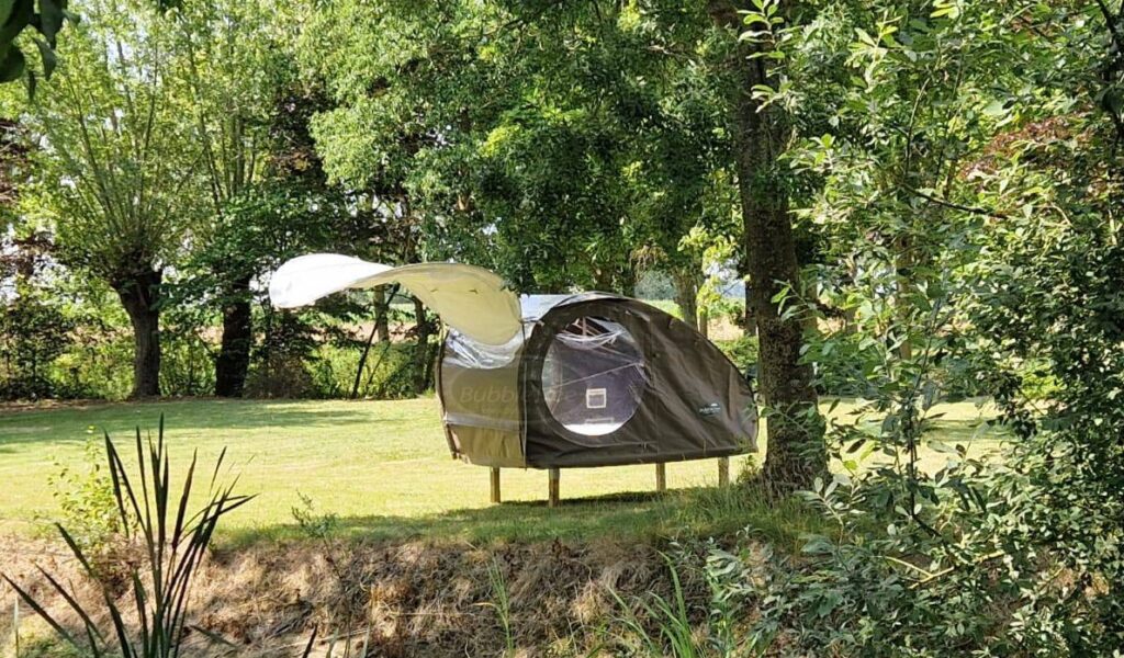 La TinyRoom® assimilée à une tente, s’installe n’importe où, même sur un terrain en pente.  Elle ne nécessite que peu ou pas de temps pour son exploitation. Elle permet une nuit à la belle étoile ou dans le noir complet dans le confort d’une véritable literie avec vue sur les plus beaux paysages. Fabricant BubbleTree