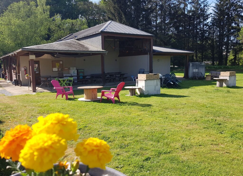 préau couvert pour randonneurs et campeurs